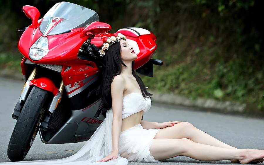 Beautiful girls and motorcycles in Suqiang