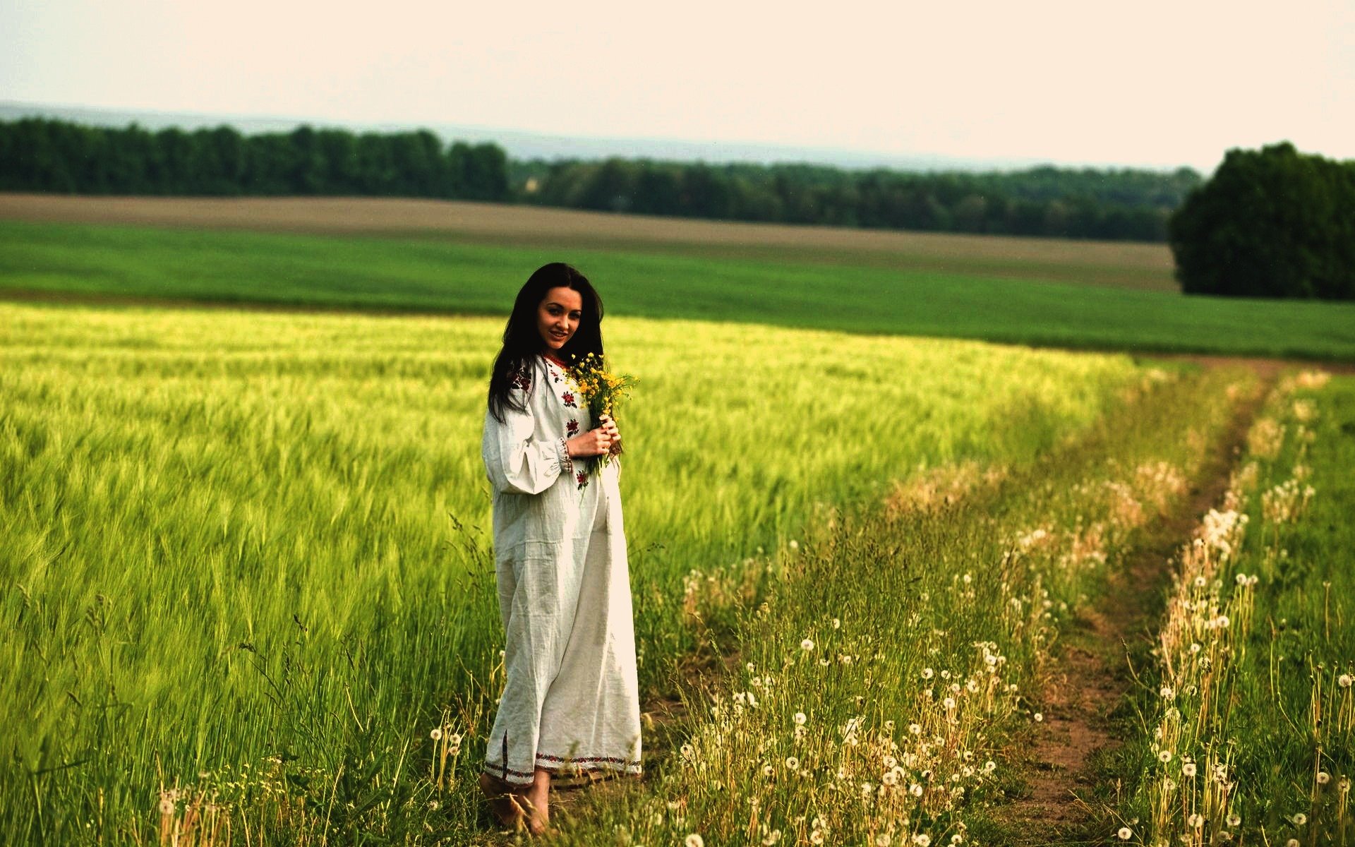 Women in Slavic costumes in Suqiang