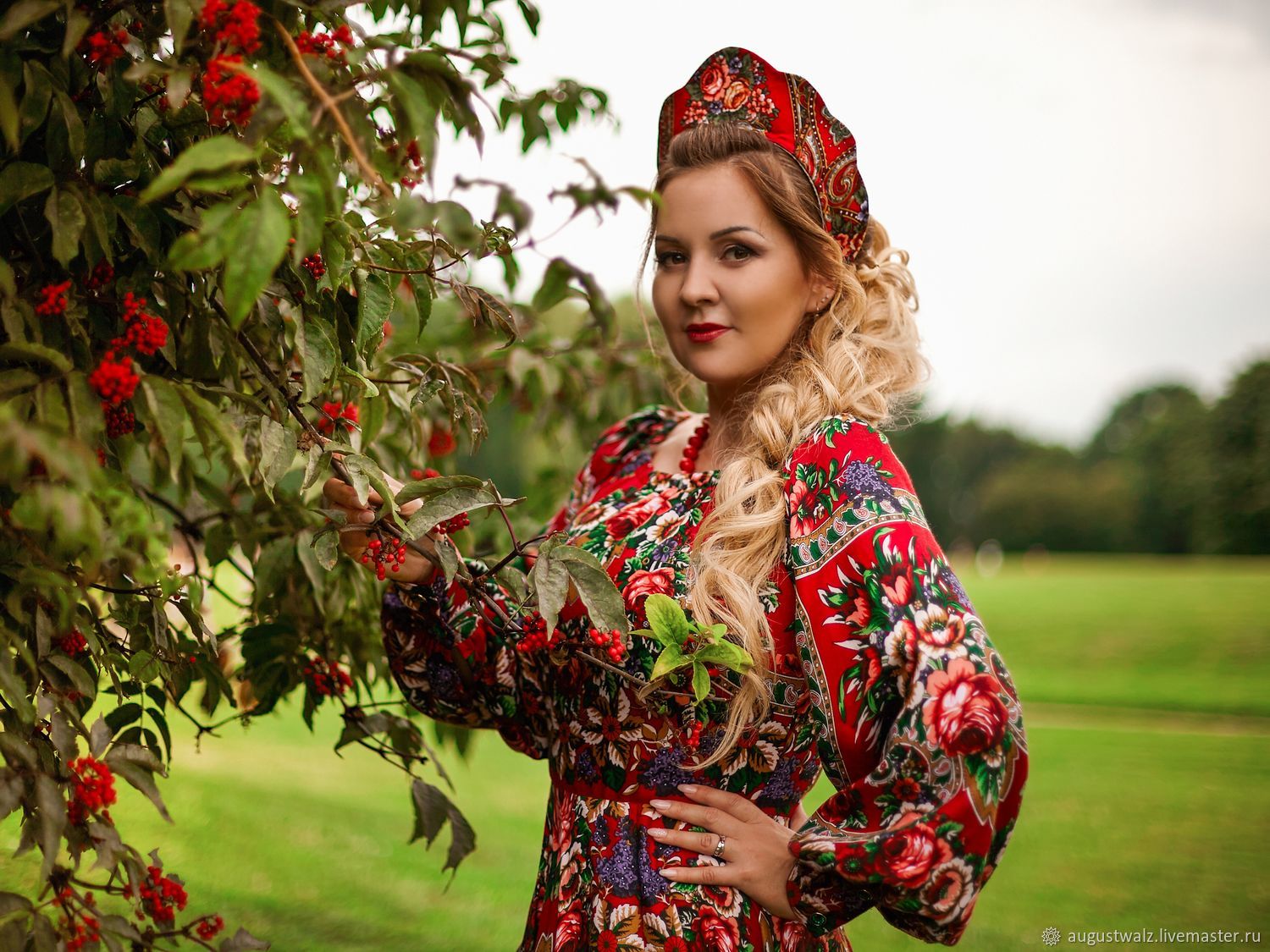 Women in Slavic costumes in Suqiang