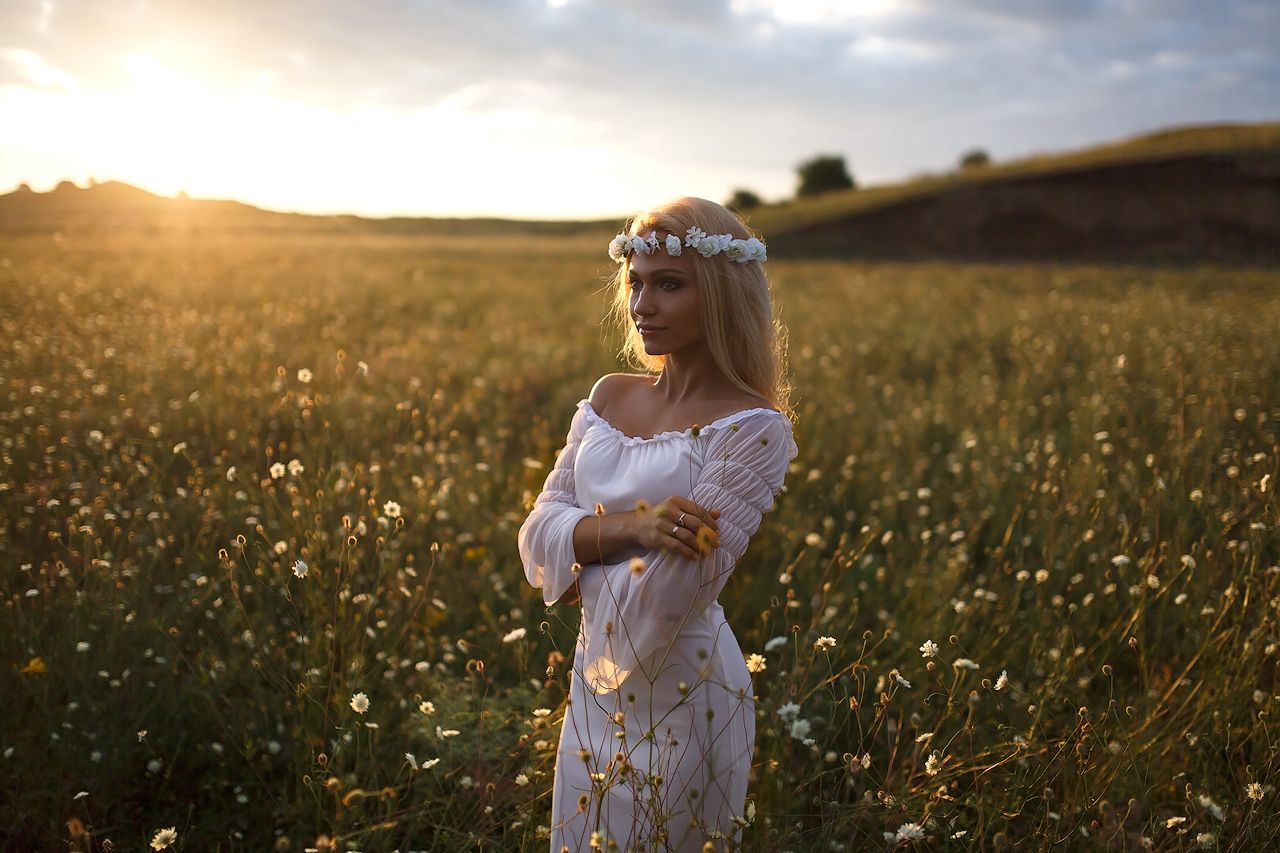 Girls in Slavic costumes in Suqiang