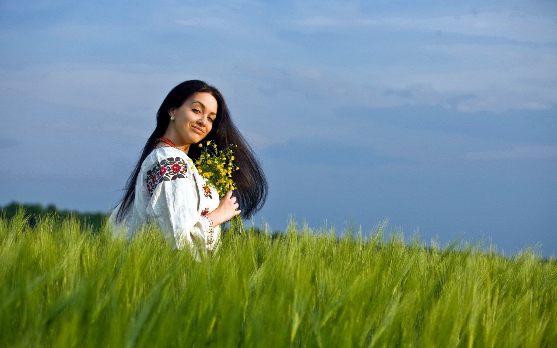 Girls in Slavic costumes in Suqiang