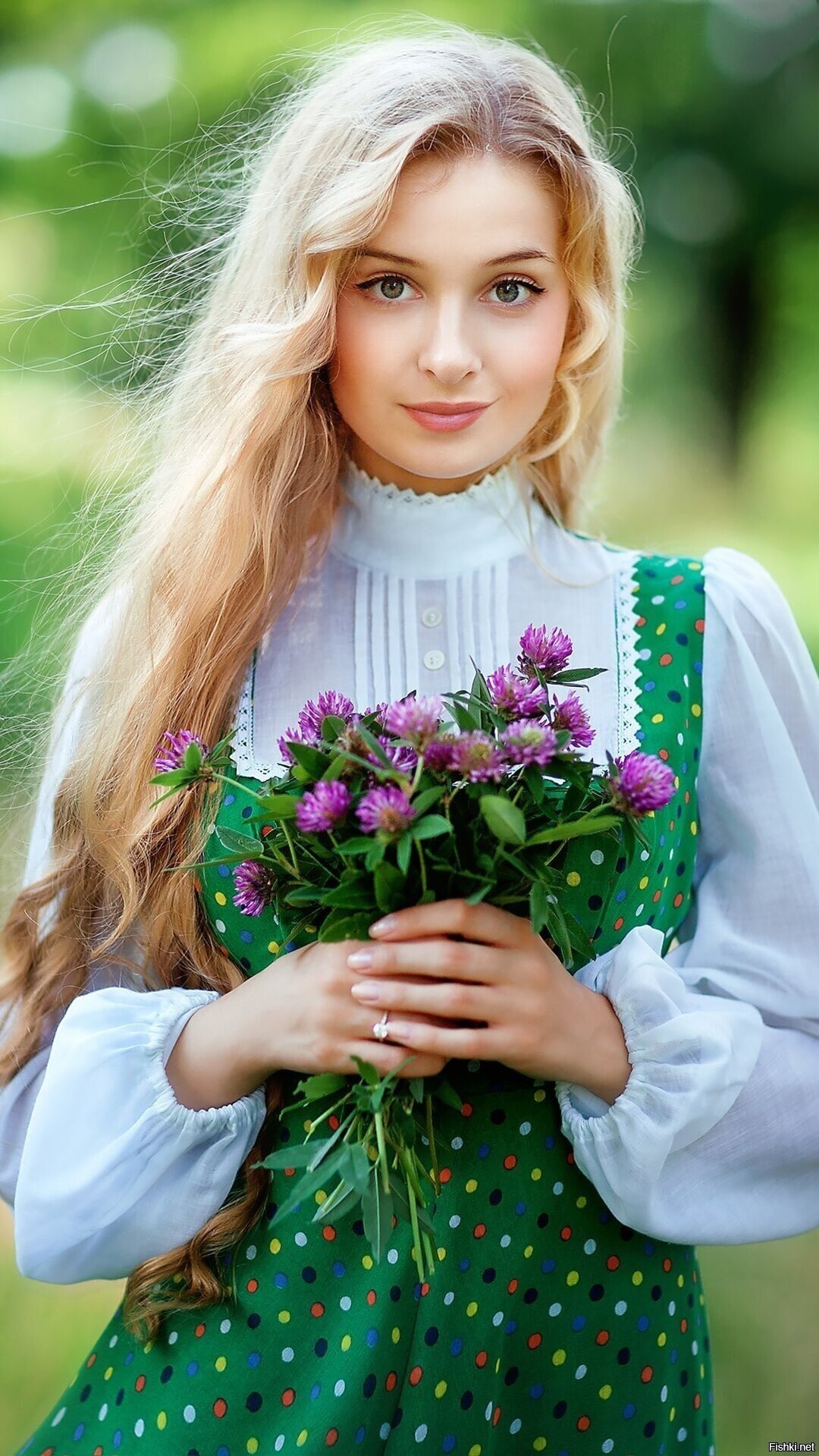 Girls in Slavic costumes in Suqiang