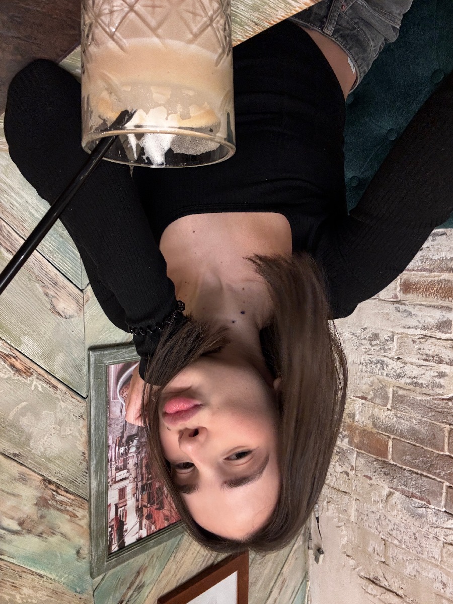 Fresh photos, fresh mood — Tina online in Suqiang